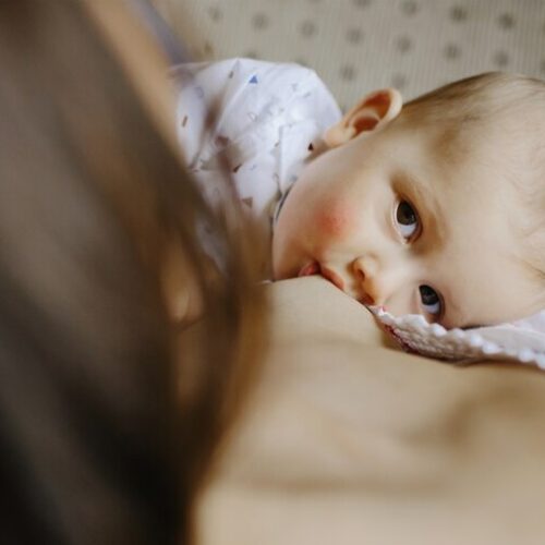 Το κίνημα του θηλασμού: Οι τύψεις, οι διαμάχες και η μάχη του μητρικού γάλακτος