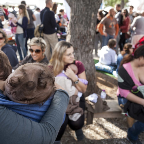 Δημόσιος θηλασμός διαμαρτυρίας στο Cosmos