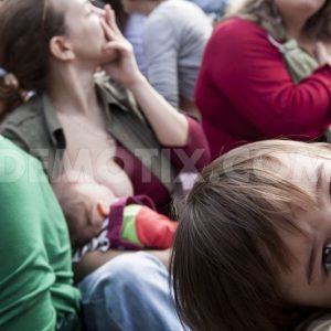 Πρέπει να σταματήσουμε αυτές τις τρελαμένες ημίγυμνες ψυχοπαθείς από το να ταΐζουν τα παιδιά τους δημοσίως.