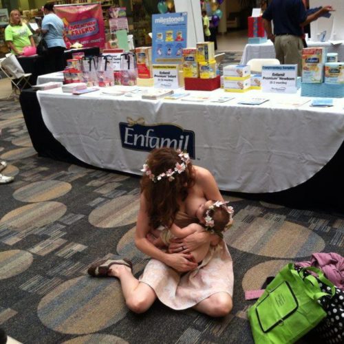 Μητέρα που θηλάζει μπροστά από τραπέζι διαφήμισης φόρμουλα!