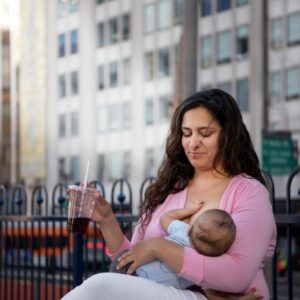 Έδιωξαν μητέρα επειδή θήλαζε το μωρό της σε συνεδριακό κέντρο στη Σαντορίνη!