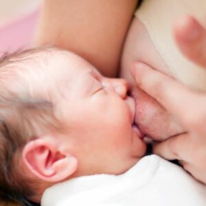 Το μητρικό γάλα, παράλληλα με τις στέρεες τροφές, μπορεί να απομακρύνει τις αλλεργίες.