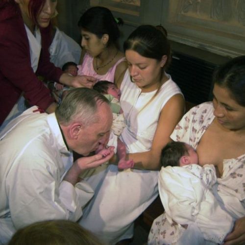 Ο Πάπας Φραγκίσκος υπέρ του δημόσιου θηλασμού