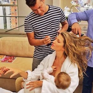 Και η Gisele Bündchen, ναι το σούπερ μόντελ, θηλάζει την ενός έτους κόρη της!
