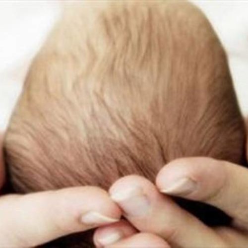 Αγκαλιά κατά τη βρεφική ηλικία, λιγότερα ψυχολογικά προβλήματα αργότερα!