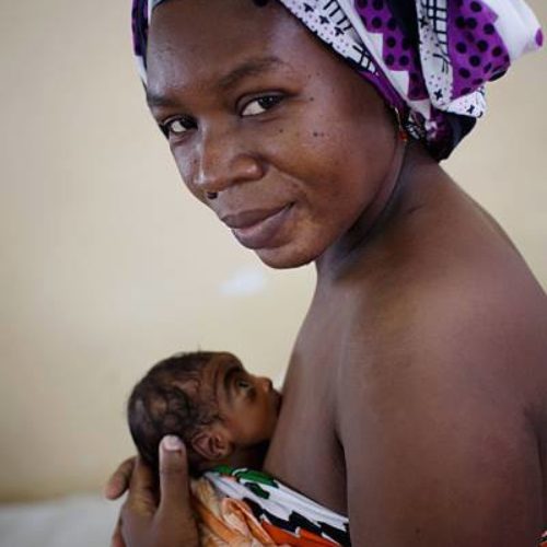 Η σωτήρια αγκαλιά της μητέρας!!