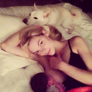 Άλλη μια ηθοποιός, μοντέλο και μαμά ποζάρει στο φακό θηλάζοντας