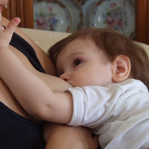 Η ιστορία θηλασμού και αλλεργίας της Βίκυς και της Βάλιας