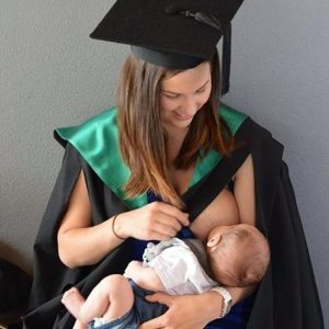 Η συναρπαστική φωτογραφία μιας φοιτήτριας που θηλάζει