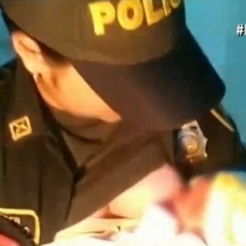 Γυναίκα αστυνομικός θήλασε νεογέννητο που το είχαν εγκαταλείψει και του έσωσε τη ζωή..