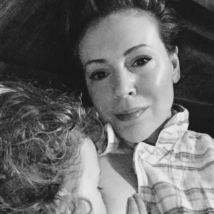 Άλλη μια διάσημη ηθοποιός που θηλάζει χωρίς ντροπή, δημόσια, το μωρό της