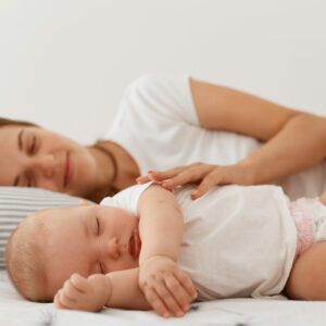 Οι νέες οδηγίες της ΑΑΠ για την ασφάλεια στον ύπνο των βρεφών και το θηλασμό